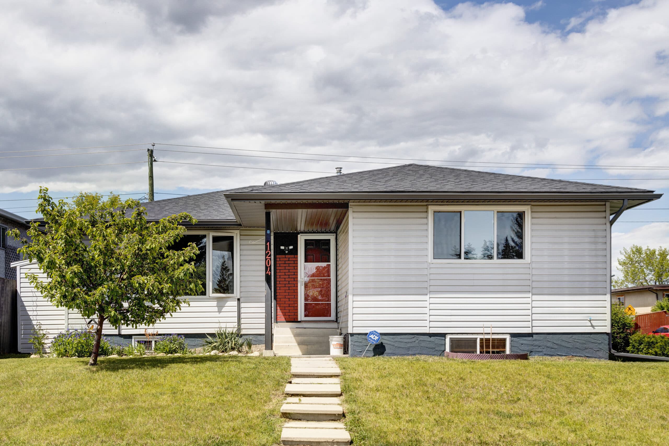Calgary investment property: 1204 Penedo Crescent SE